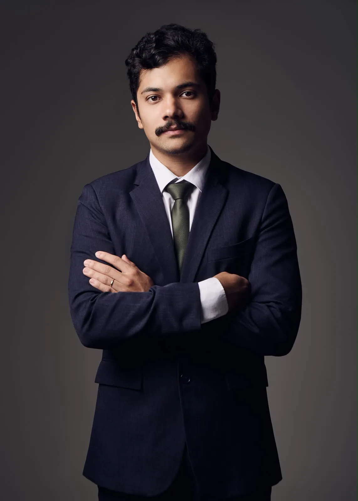 Retrato profissional de Luiz Eduardo Santos, advogado especializado em Direito Médico.