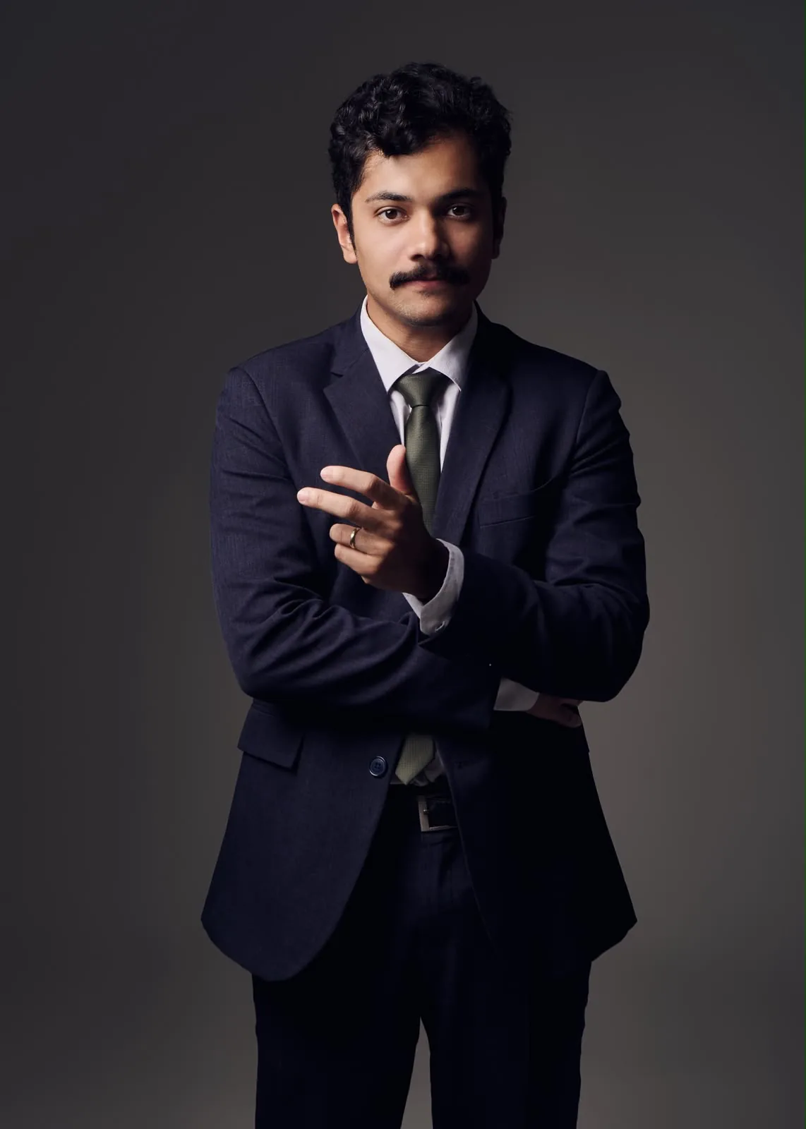 Luiz Eduardo Santos em retrato profissional de corpo inteiro.